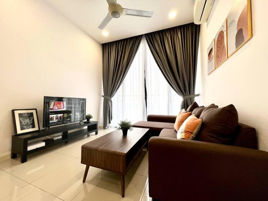 Apartment Walk To Legoland, D'pristine Medini
