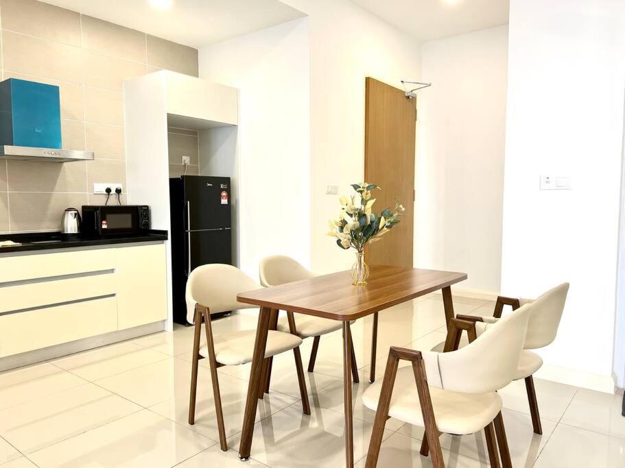 Apartment Walk To Legoland, D'pristine Medini *