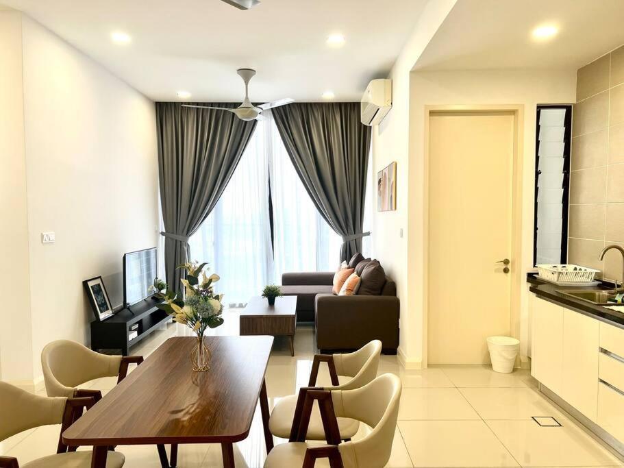 Apartment Walk To Legoland, D'pristine Medini *