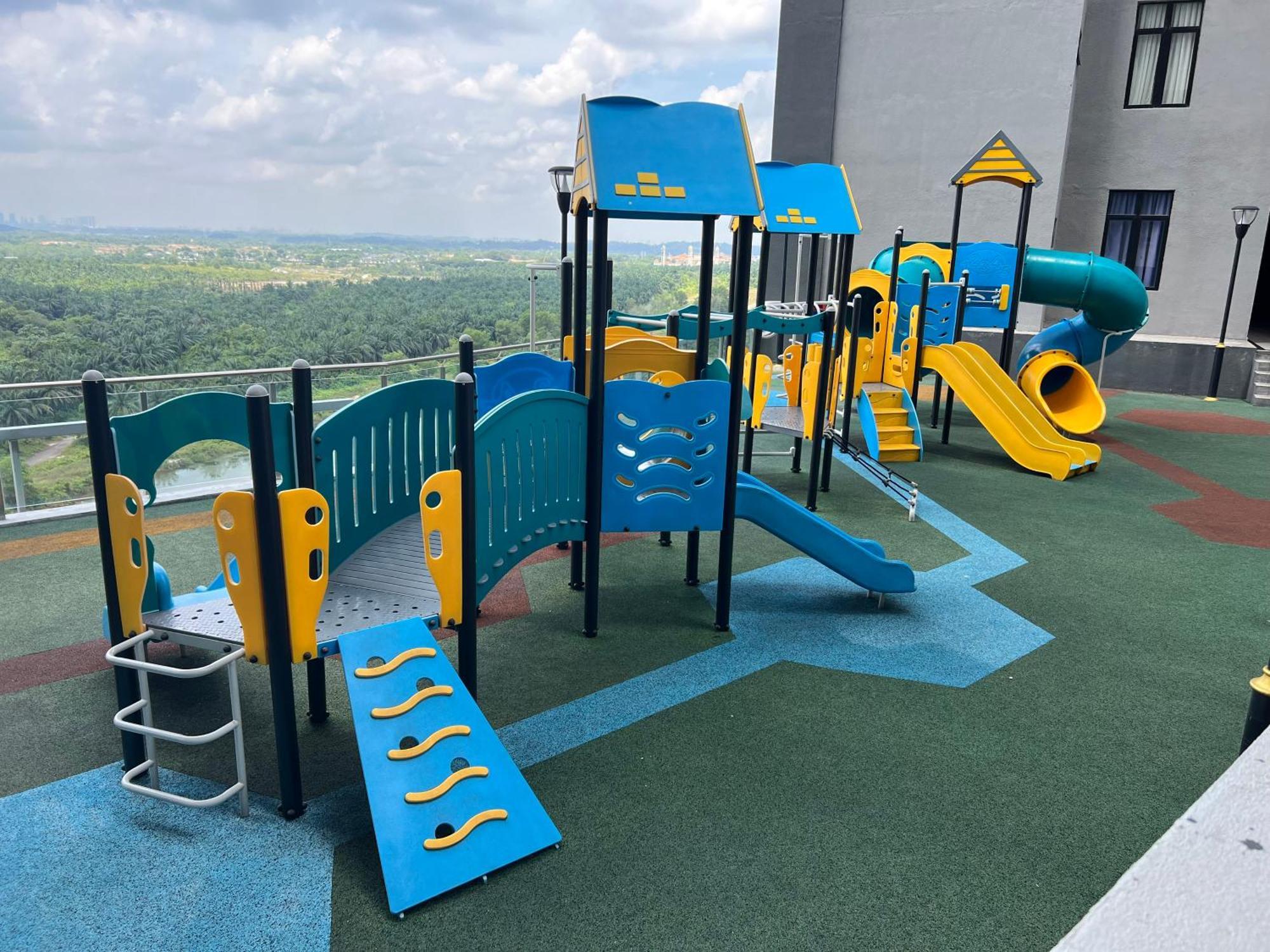 Apartment Walk To Legoland, D'pristine Medini