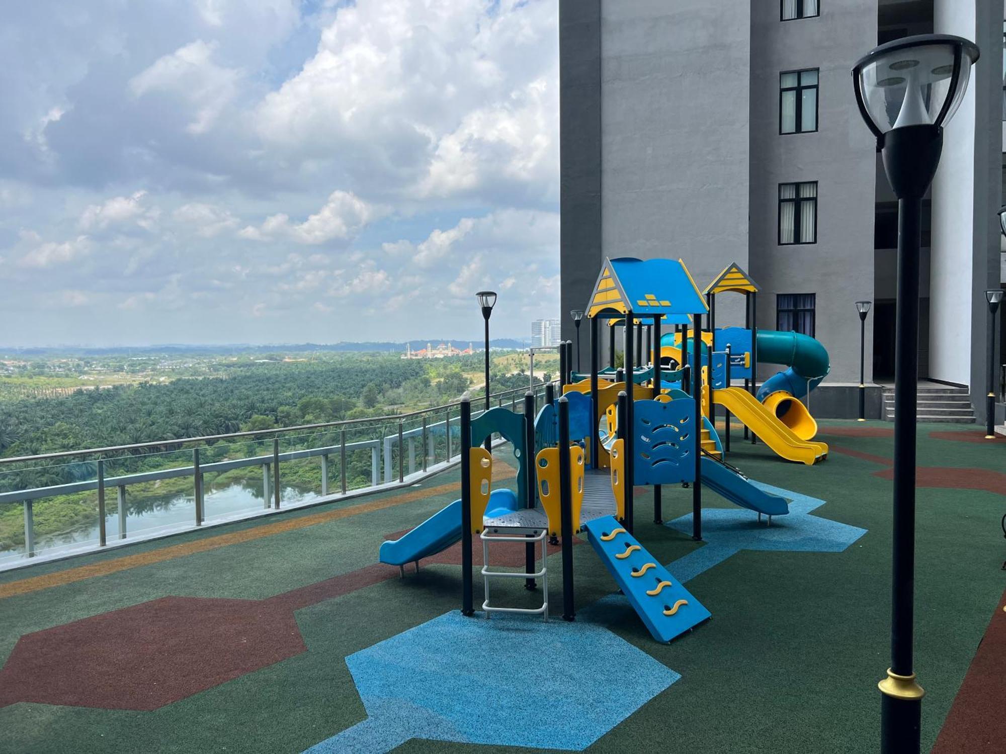 Apartment Walk To Legoland, D'pristine Medini