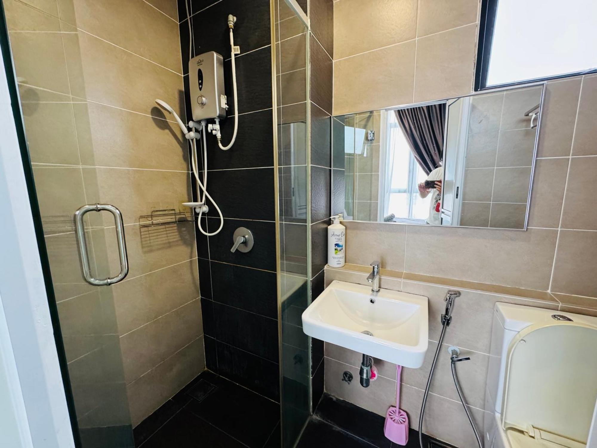 Apartment Walk To Legoland, D'pristine Medini